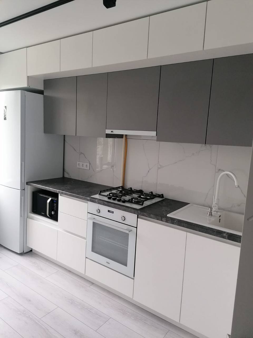 Кухня прямая — Белый и серый